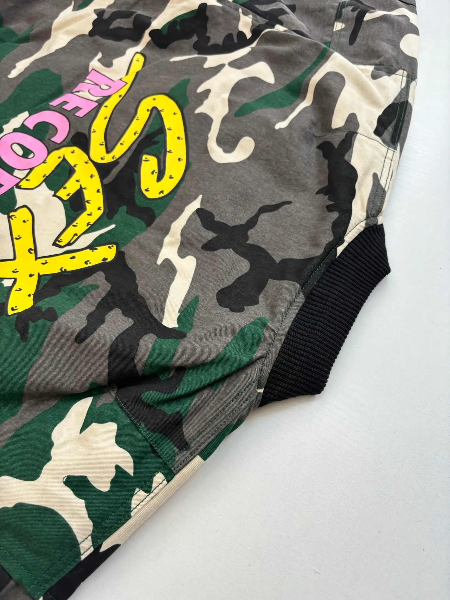 P1010 Chrome Heat*/CH Chrome Heat Camouflage Flight Jacket Cotton Jacket was purchased and developed by a Los Angeles agent for US$5,600. This model is made of custom-made military canvas fabric and is reproduced 1:1 according to the original model, with a piece of cloth printed camouflage pattern. The customization period for the chest sex pattern stamp is 20 days, the minimum order is 1800 pieces, and the color plate is matched. The hardware buckles are all made of electroplated 925 silver material, the weight is perfectly restored, and they are aged and oxidized to black. The back printing uses positioning screen glue printing, and the sleeve pockets are also positioned and opened by a template machine.  Size: M/L/XL/XXL